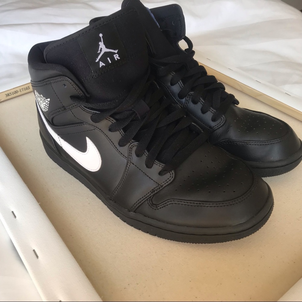 Jordan 1 Mid Black and White